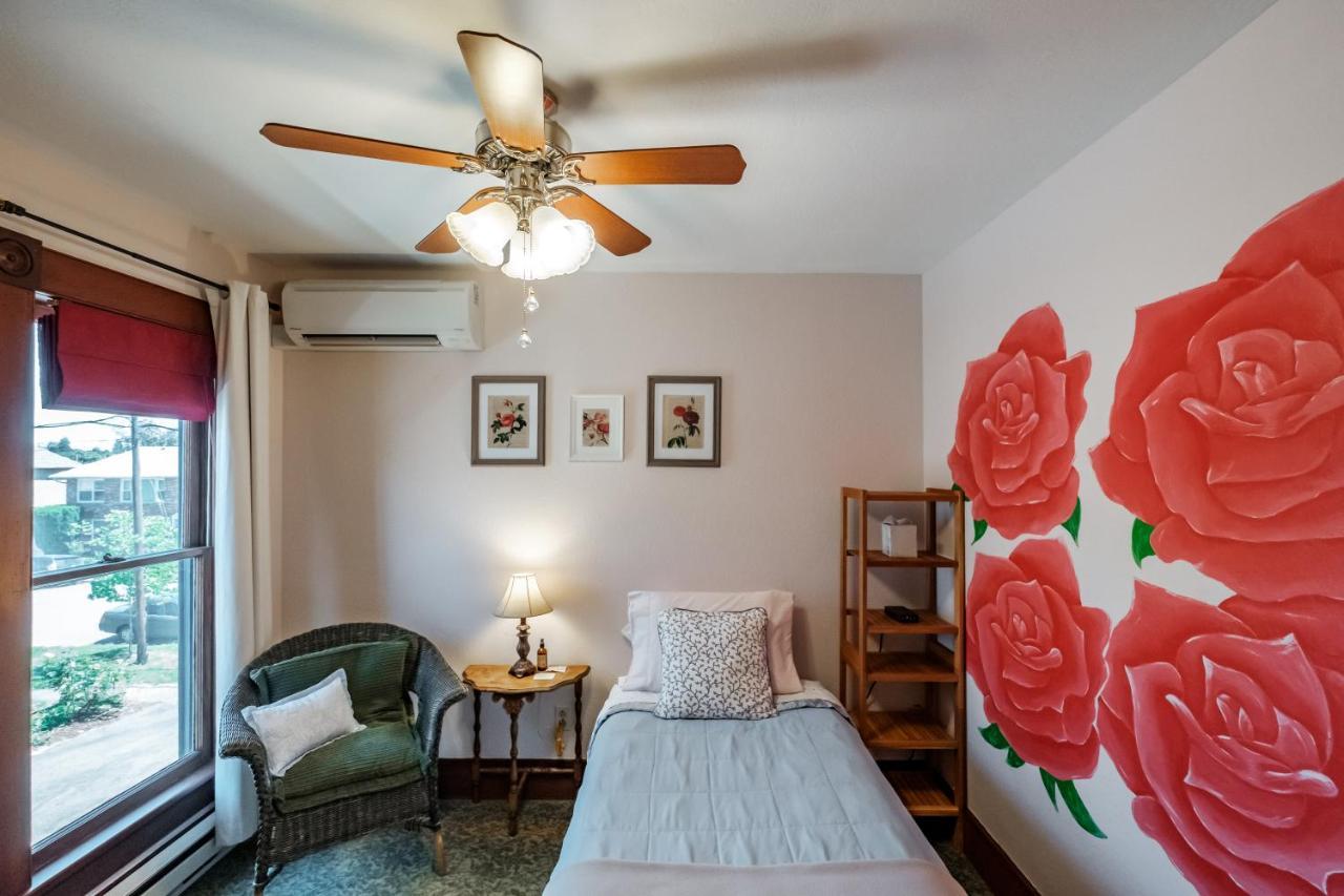 Mamere'S Guest House Monmouth Esterno foto